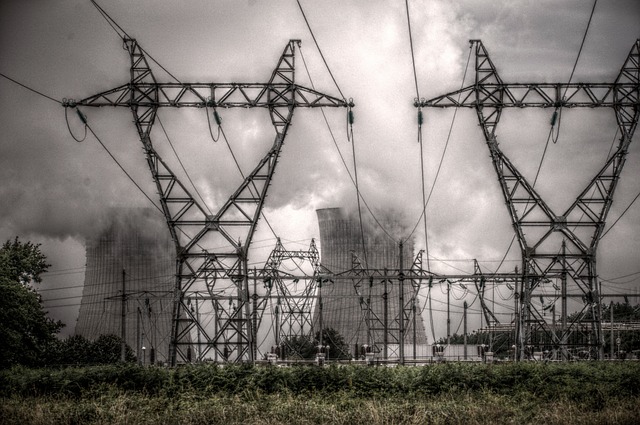 personas jóvenes colaborando en una mesa con portátil y notas para proyecto comunitario en España