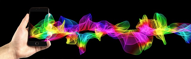 mano sosteniendo un smartphone con gráfico de recaudación de crowdfunding