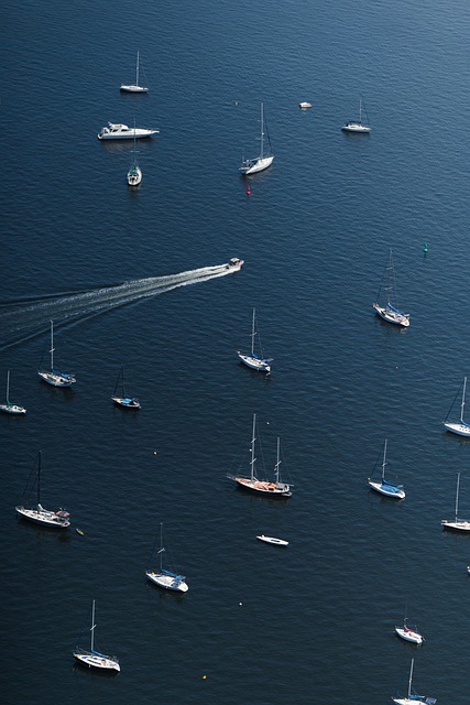 equipo preparando un prototipo de producto para campaña de crowdfunding de recompensas
