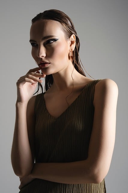 equipo editorial de tecnología en Madrid revisando un informe sobre crowdfunding